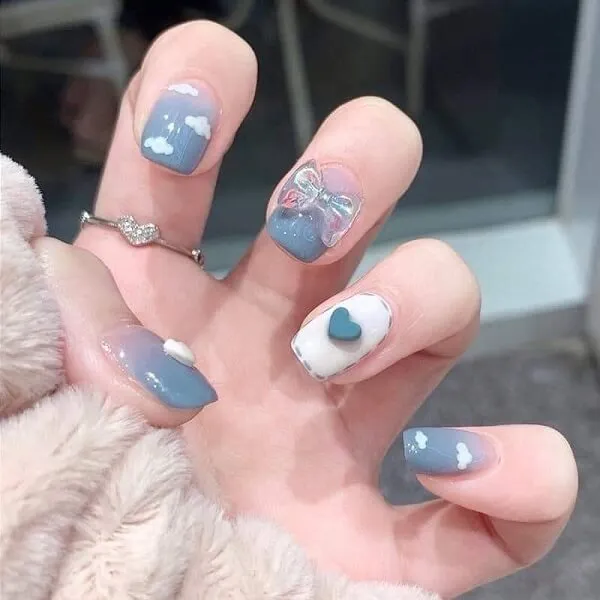 Nail cute có một người móng tay màu xanh và trắng trên