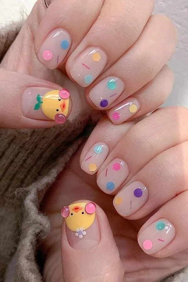Nail cute đây là hình ảnh của một người phụ nữ với thiết kế móng tay đầy màu sắc