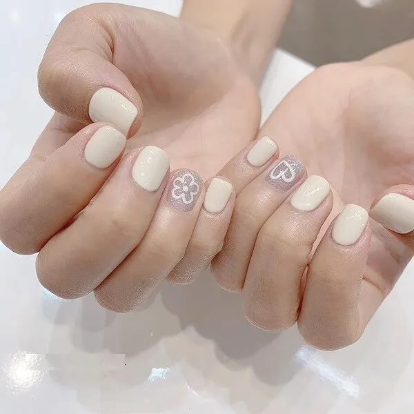 Nail màu trắng gạo đây là hình ảnh bàn tay của một người phụ nữ với móng