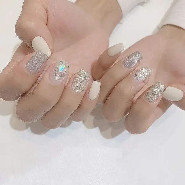 Mẫu nail trắng cặp tay với móng và bạc giữ nhau