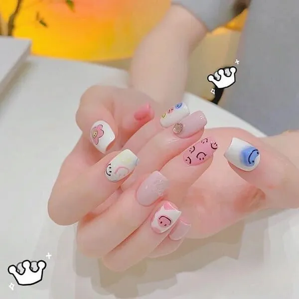 Nail móng ngắn cute đây là hình ảnh bàn tay của một người phụ nữ với được cắt tỉa cẩn thận