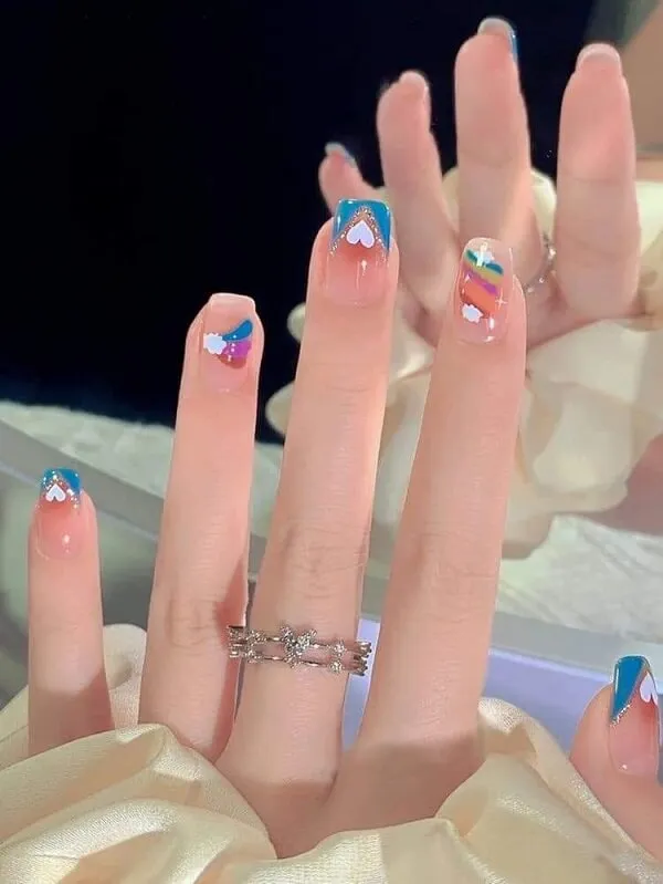 Nail đen trắng cute có một bàn tay của người với móng đầy màu sắc