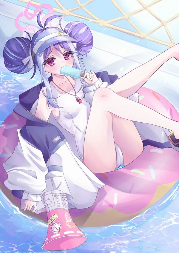 Ảnh nemugaki fubuki bikini cô gái anime nằm trên một chiếc bánh rán trong hồ nước