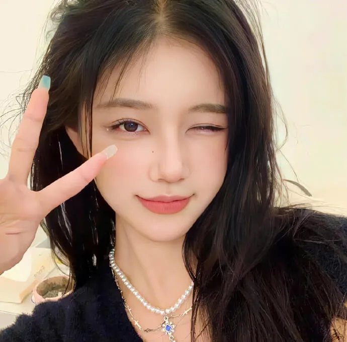 Người phụ nữ trẻ với mái tóc đen dài làm một dấu hiệu hòa bình trước mặt avatar gái xinh