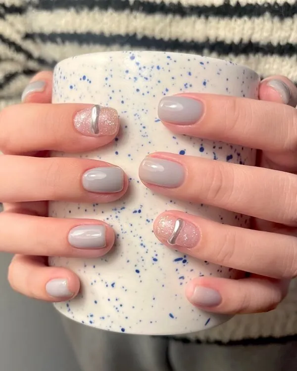 Những mẫu nail đẹp đơn giản có một người phụ nữ cầm tách cà phê trong tay