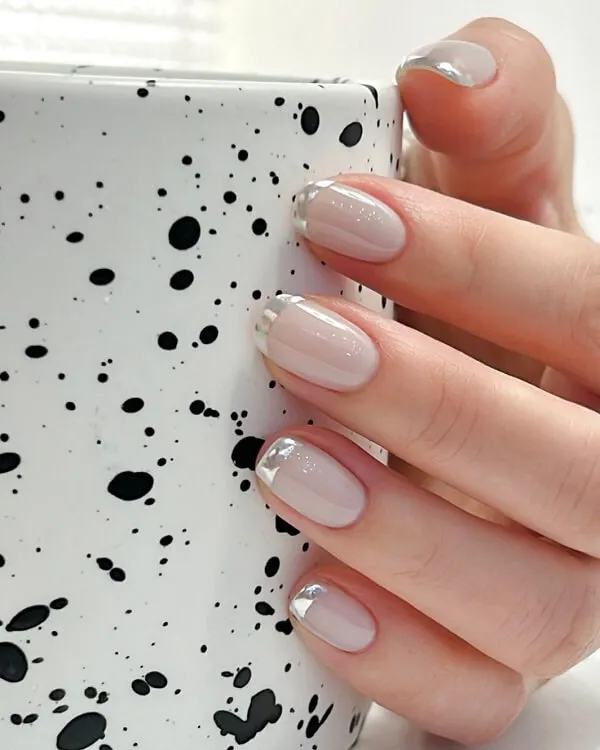 Mẫu nail đơn giản có một người phụ nữ cầm cốc cà phê với những đốm đen trên đó