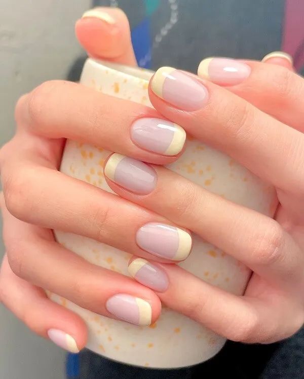 Mẫu nail đơn giản có một người phụ nữ cầm tách cà phê trong tay