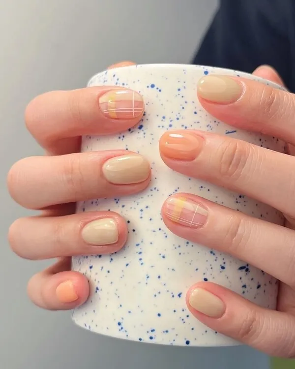 Mẫu nail đơn giản có một người phụ nữ cầm tách cà phê trong tay