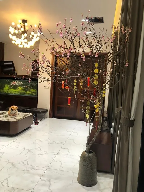 Những nhánh hoa trong một chiếc bình giữa phòng khách