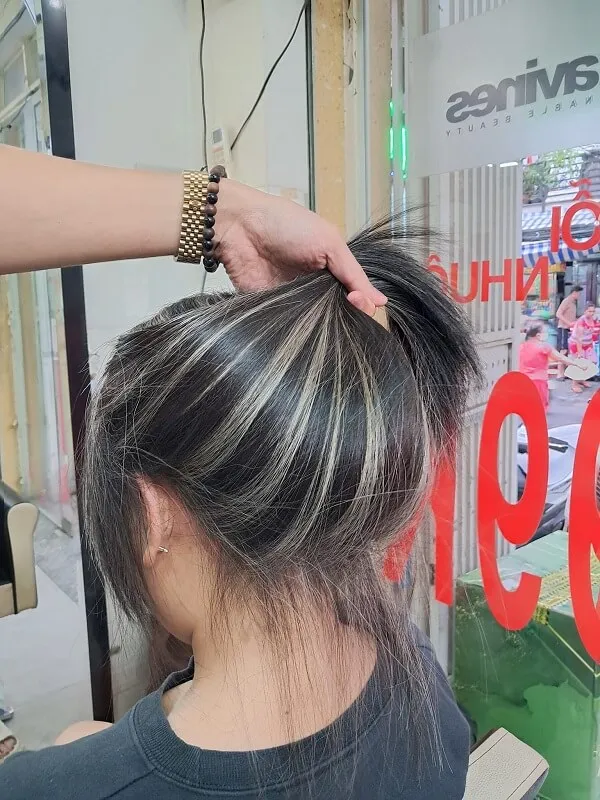 Nhuộm highlight gẩy light tóc nam có một người phụ nữ đang làm tại tiệm