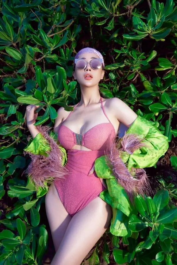 Phương oanh ảnh sex có một người phụ nữ mặc bộ đồ bơi mảnh màu hồng nằm trên mặt đất