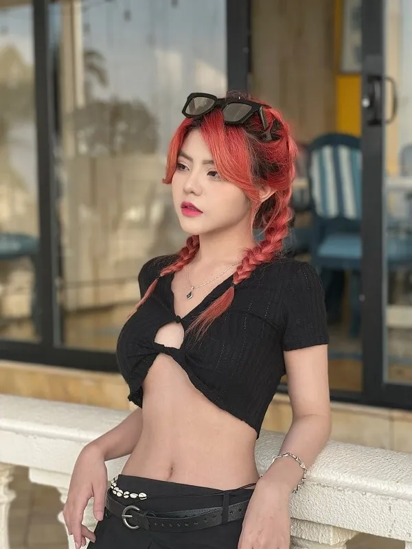 Ảnh sex reency ngô người phụ nữ châu với mái tóc đỏ và đầu đen tạo dáng cho một bức tranh