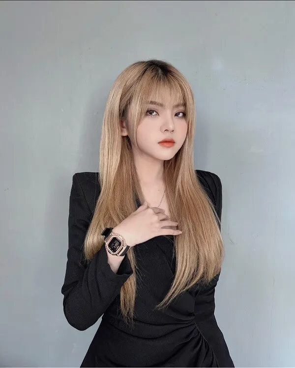 Reency ngô có một người phụ nữ mặc chiếc váy đen tạo dáng cho bức tranh