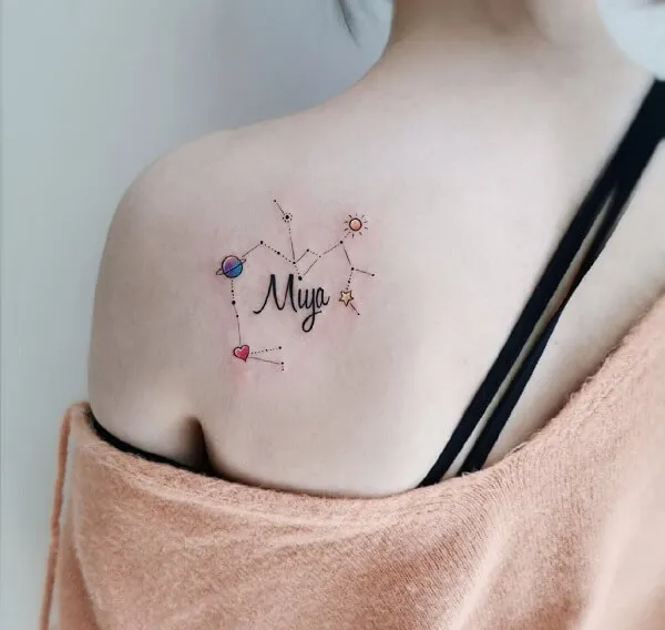 Đây là hình ảnh của một người phụ nữ có xăm trên vai