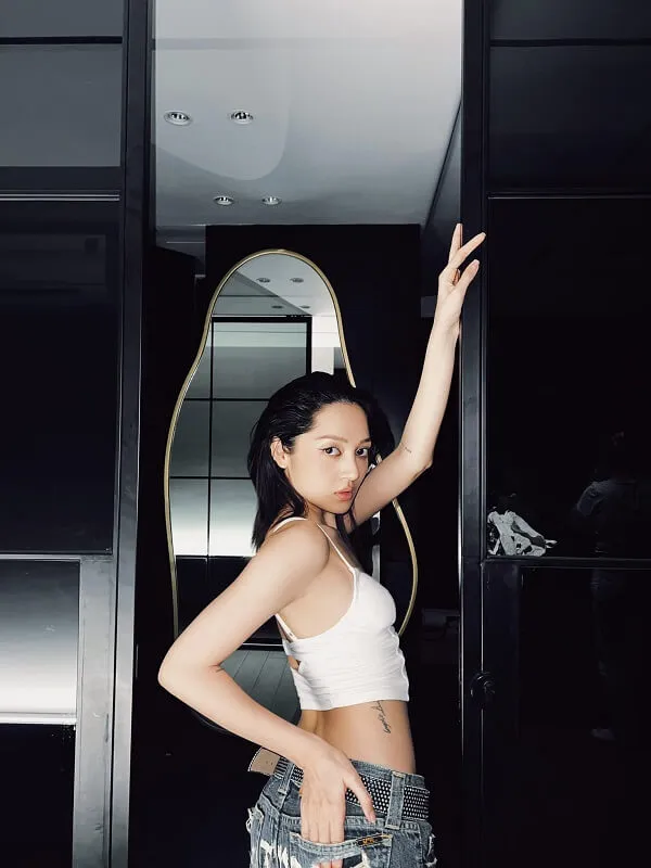 Sex ca sĩ bảo anh có một người phụ nữ đang đứng trước gương