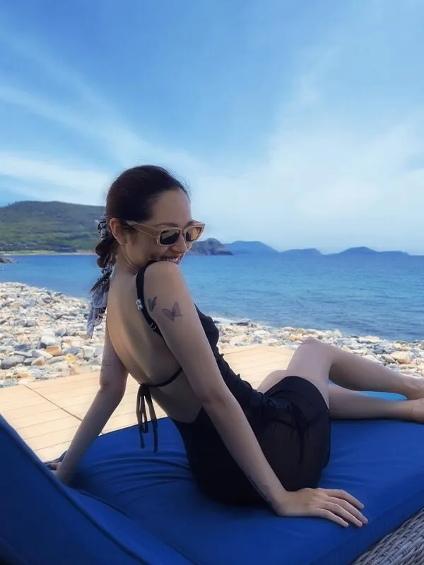 Sex ca sĩ bảo anh có một người phụ nữ đang ngồi trên ghế bãi biển