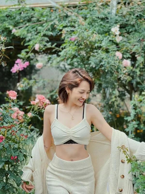 Sex ca sĩ bảo anh có một người phụ nữ đang đứng trong khu vườn hoa