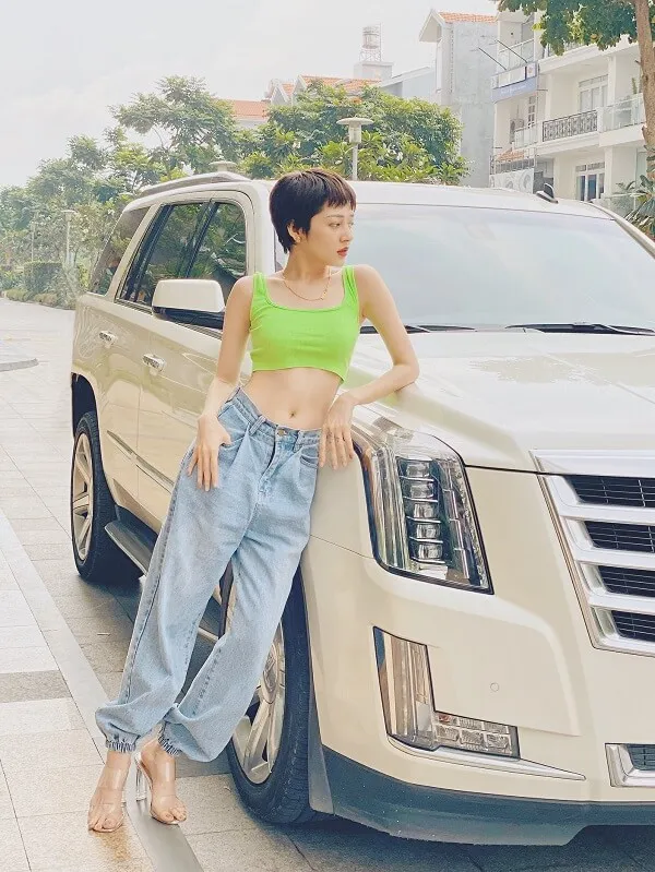 Sex ca sĩ bảo anh có một người phụ nữ dựa vào mui xe của chiếc suv màu trắng