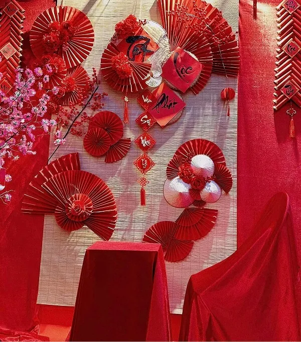 Có một màn hình trang trí màu đỏ và trắng trên tường