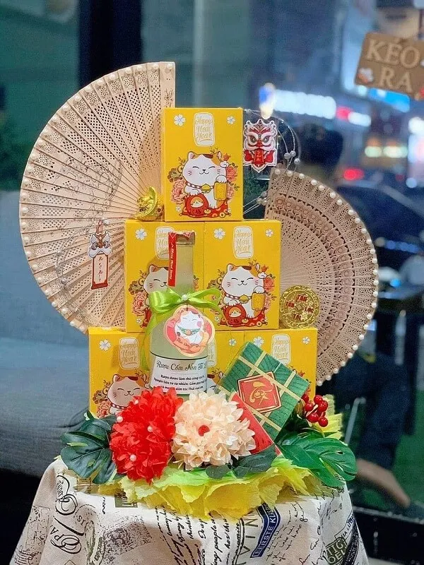 Có một chiếc bánh với đồ trang trí hello kitty trên đầu nó