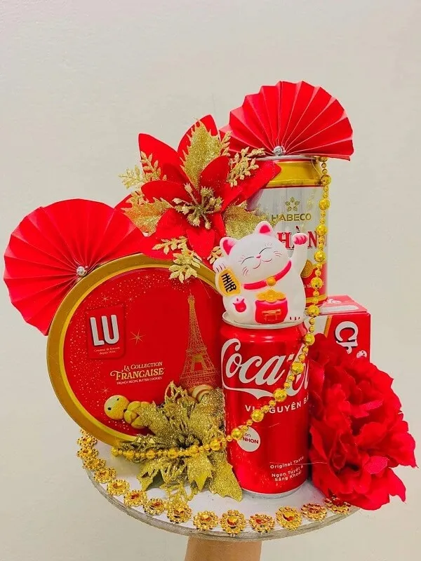 Giỏ quà tặng ngày của trung quốc với coca cola quản trị đỏ và một người hâm mộ