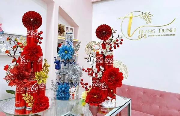 Có ba chiếc bình hoa trong đó trên bàn