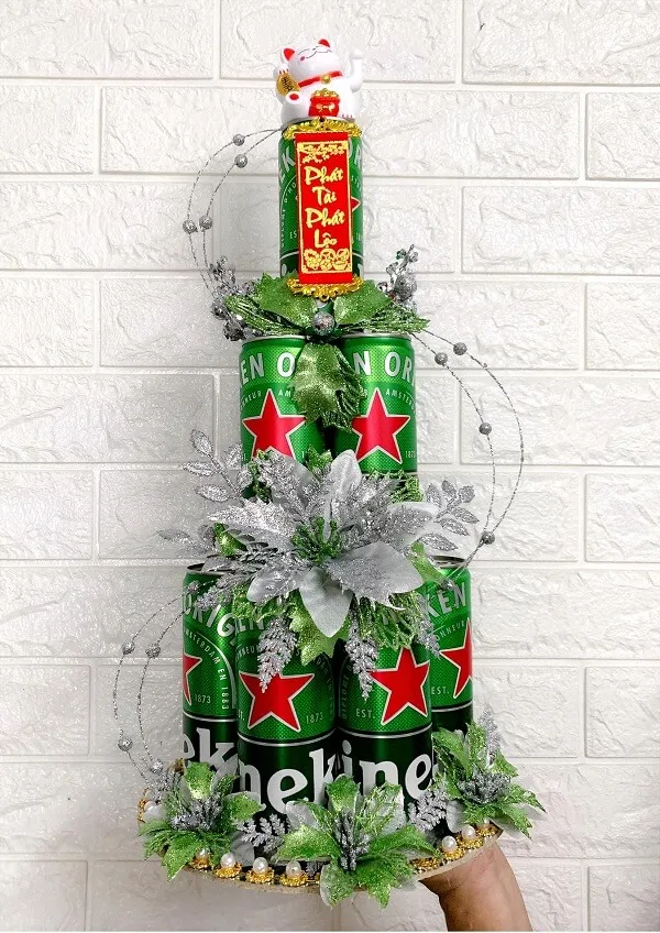 Có một cây thông noel được làm từ lon và hộp thiếc