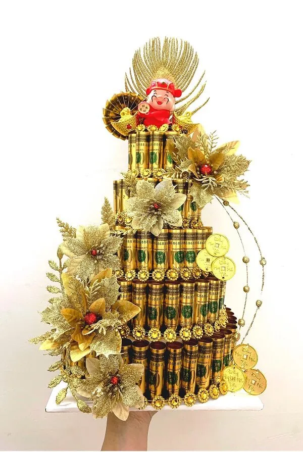 Có một cây thông noel làm từ chai rượu và đồ trang trí vàng