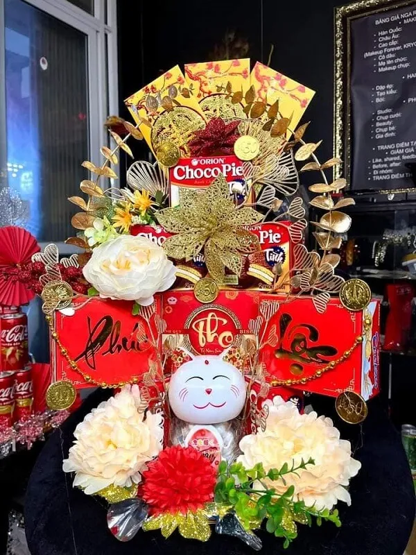 Có một chiếc bánh được làm giống như con mèo ngồi trên bàn