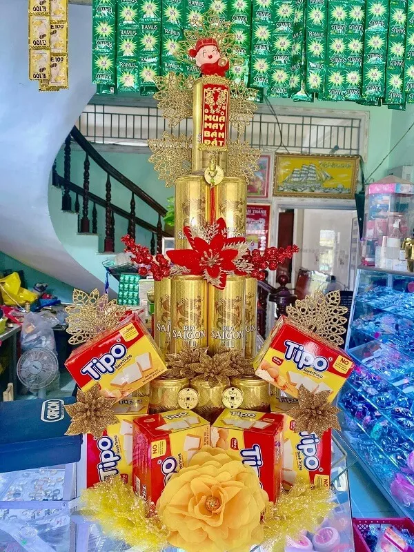 Có một chiếc bánh được làm giống như tòa tháp kẹo