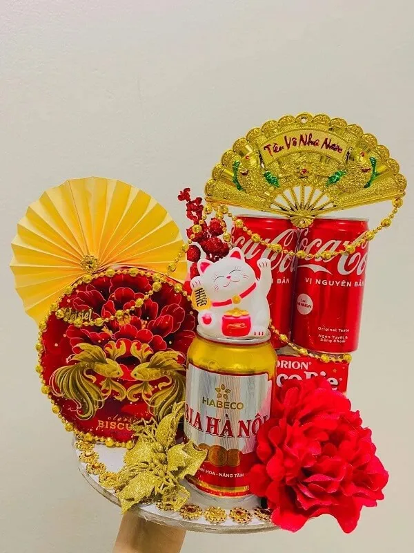 Có một người cầm lon coca cola và hâm mộ