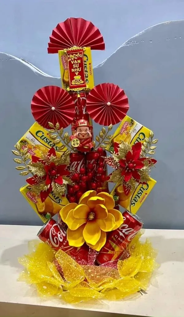 Có một sự sắp xếp màu đỏ và vàng của kẹo hoa