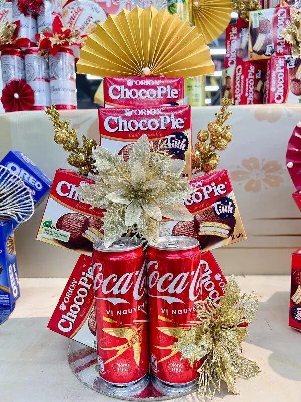 Một số lon coca cola được xếp chồng lên nhau