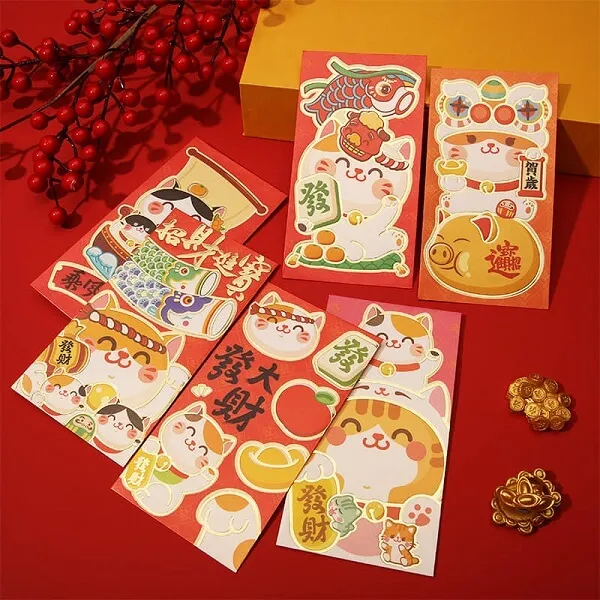 Thiết kế bao lì xì lời chào năm mới của trung quốc được đặt trên một cái bàn màu đỏ
