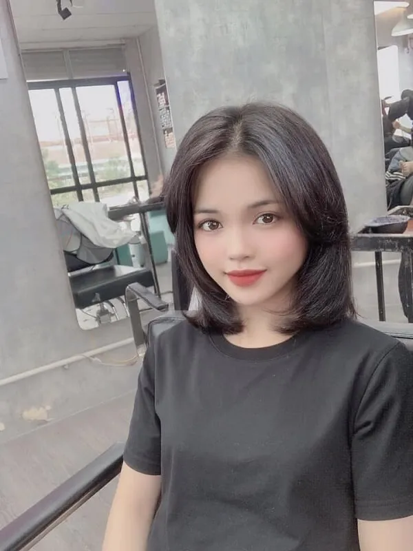 Tóc layer nữ có một người phụ đang tạo ra bức tranh trong tiệm
