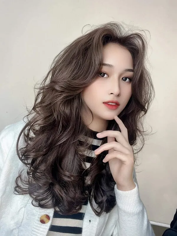 Tóc xoăn dài cho mặt tròn béo có một người phụ nữ mái nâu tạo dáng bức tranh