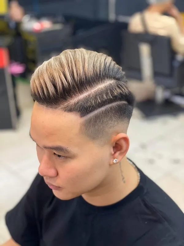 Kiểu tóc mohican có một chàng trai trẻ bị cắt xén trong tiệm