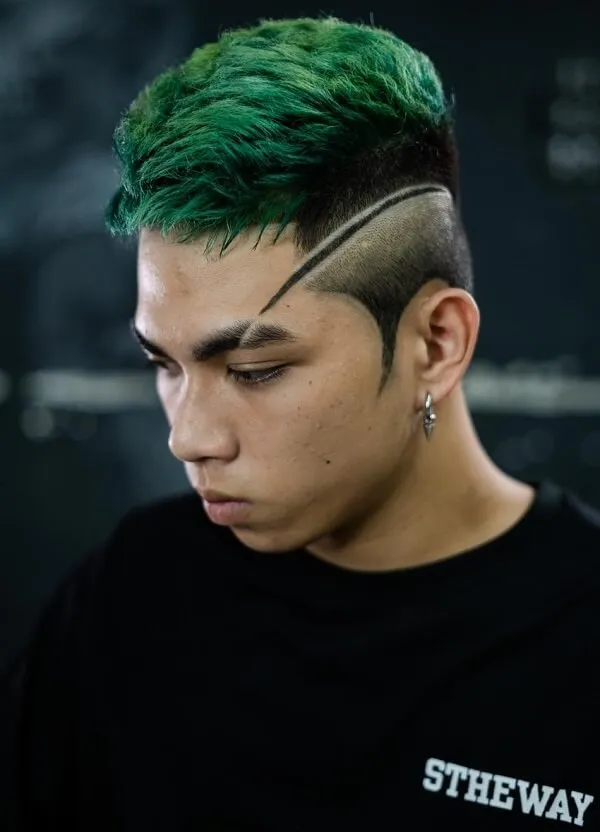 Kiểu tóc mohican có một chàng trai trẻ với con mohawk màu xanh lá cây trên đầu