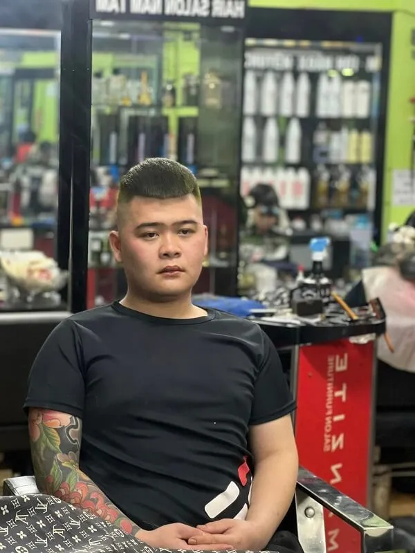 Kiểu tóc mohican dài có một người đàn ông đang ngồi trên ghế với bàn phím