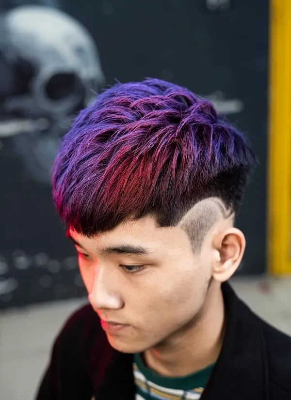 Kiểu tóc mohican ngắn có một chàng trai trẻ với mái màu tím và áo khoác đen