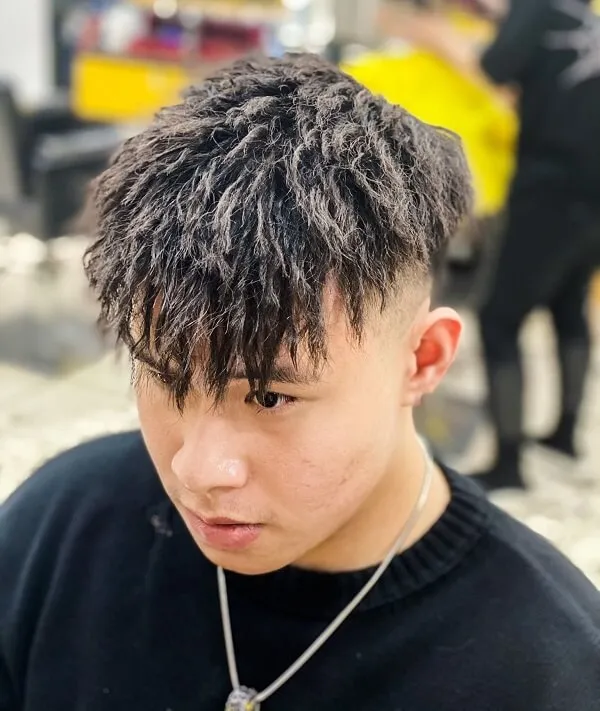Kiểu tóc mohican đây là một cận cảnh của chàng trai trẻ với áo sơ mi đen