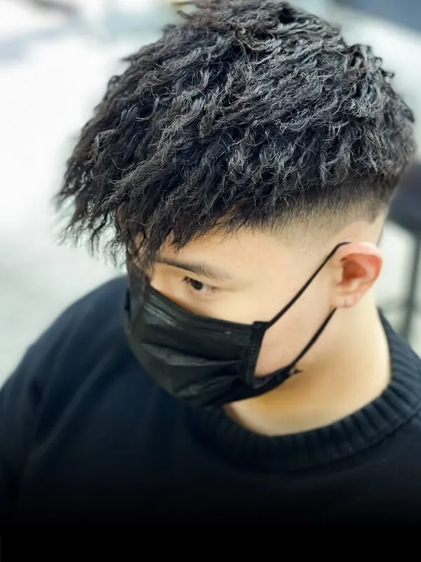 Tóc mohican có một chàng trai trẻ với mặt nạ đen trên