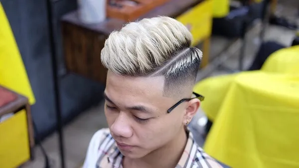 Tóc mohican đây là một cận cảnh của người đàn ông với kiểu cạo râu