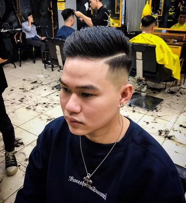 Tóc mohican nam trong một cửa hàng cắt được bằng chiếc lược