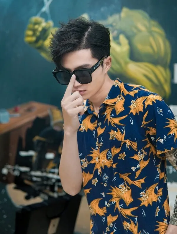 Kiểu tóc nam họ là hai người đàn ông đứng cạnh nhau nói chuyện trên điện thoại di động của