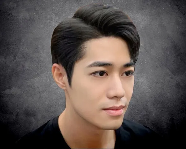 Tóc nam side part ngắn có một chàng trai trẻ với chiếc áo sơ mi đen khi tạo ra bức tranh