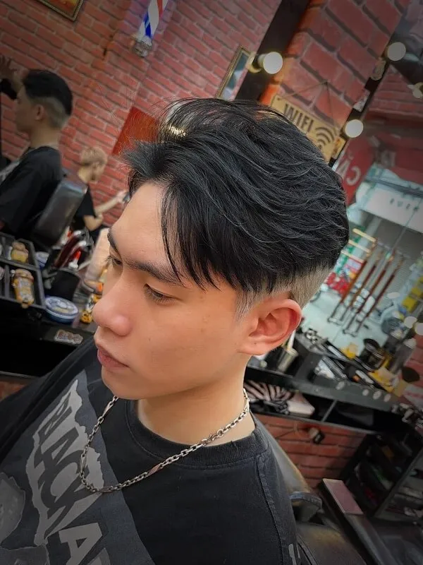 Tóc nam side part ngắn có một người đàn ông đang cắt tại cửa hàng