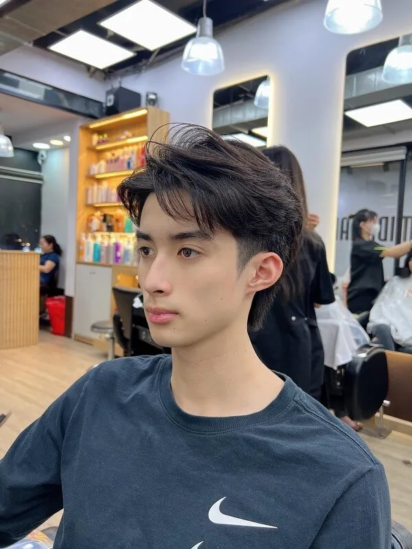 Tóc nam side part có một người đàn ông ngồi trong tiệm bị cắt