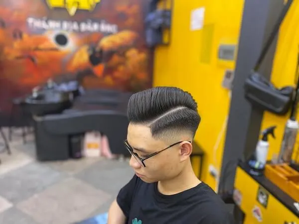 Tóc nam undercut có một người đàn ông đang cắt trong cửa hàng