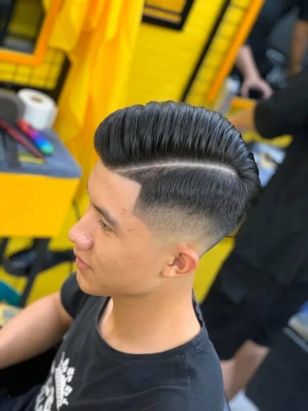 Tóc nam undercut có một người đàn ông ngồi trong cửa hàng cắt bị